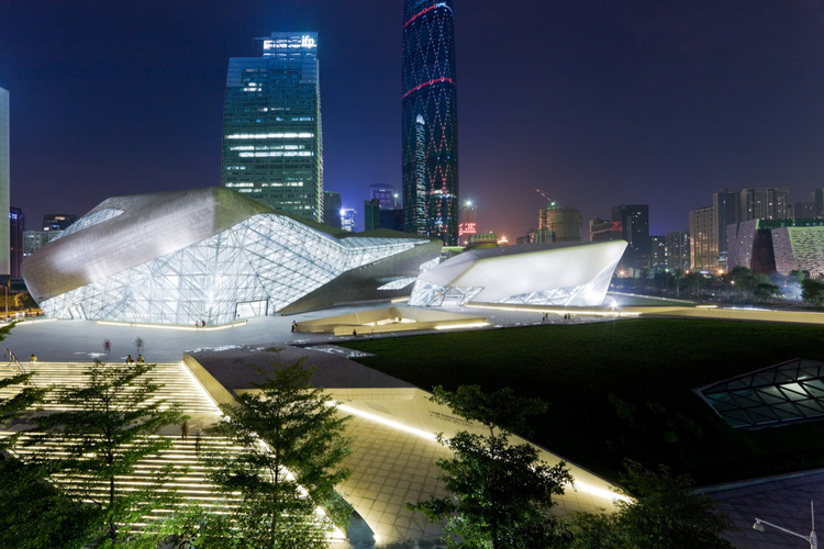 Его уникальный дизайн с двумя валунами усиливает город, открывая его для Жемчужной реки, объединяя смежные культурные здания с башнями международного финансирования в   Гуанчжоу   Чжуцзян новый город